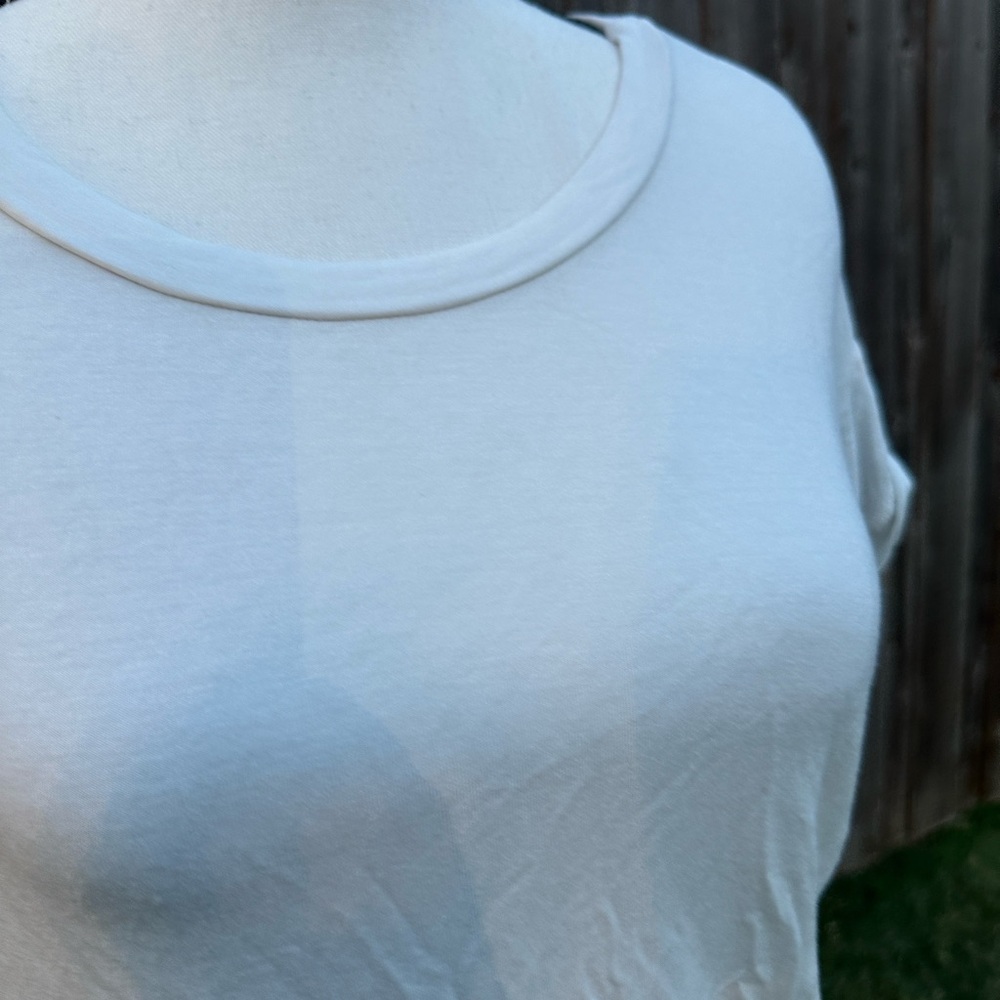 Casual White Short Sleeve Women's Tee EUC - Picture 4 of 6